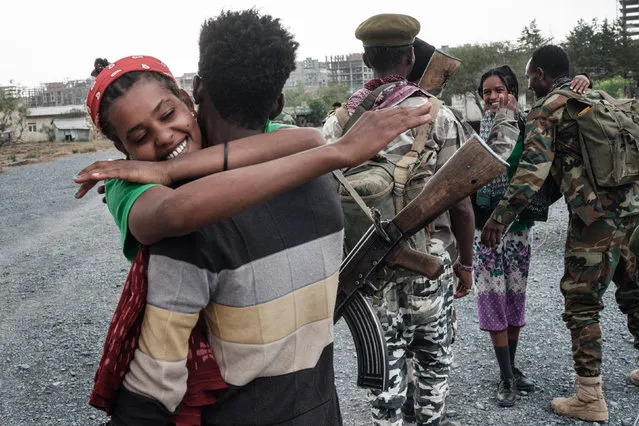Women welcome Tigray People's Liberation Front (TPLF) fighters as they return in Mekele, the capital of Tigray region, Ethiopia, on June 29, 2021. Rebel fighters in Ethiopia's war-hit Tigray seized control of more territory on June 29, 2021, one day after retaking the local capital and vowing to drive all “enemies” out of the region. (Photo by Yasuyoshi Chiba/AFP Photo)