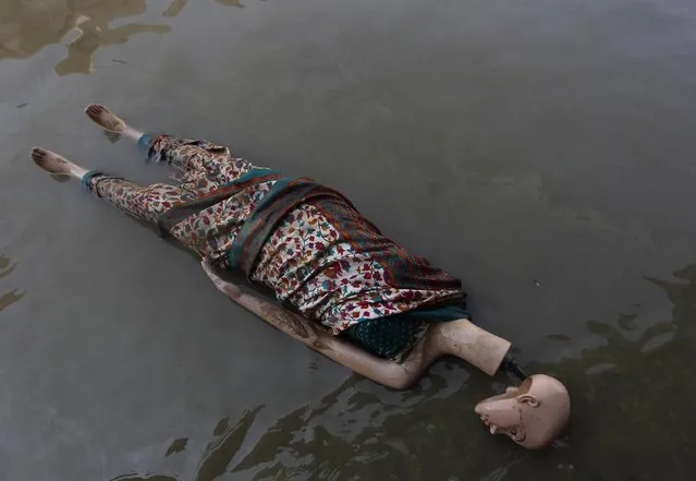 A mannequin floats in the floodwaters along a street in Srinagar September 16, 2014. Both the Indian and Pakistani sides of the disputed Himalayan region have seen extensive flooding this month with Srinagar particularly hard hit. Hundreds of people have been killed and tens of thousands are homeless. (Photo by Danish Ismail/Reuters)