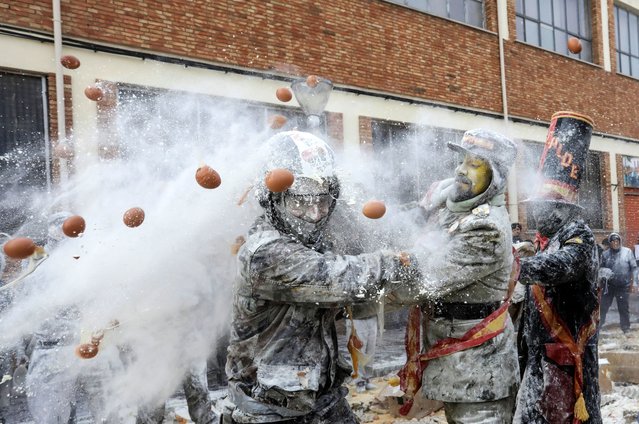 Revellers battle with flour and eggs during the traditional “Els Enfarinats” (The Floured) festival in Ibi, Spain on December 28, 2023. (Photo by Eva Manez/Reuters)