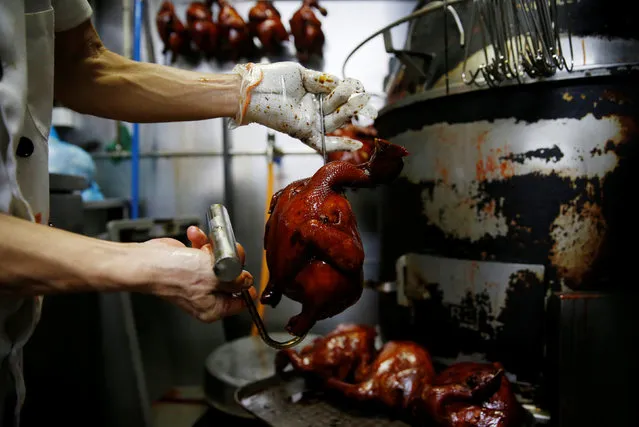 Michelin-starred hawker Chan Hong Meng prepares his soya sauce chickens at his Hong Kong Soya Sauce Chicken Rice and Noodle stall at Chinatown food centre in Singapore July 29, 2016. (Photo by Edgar Su/Reuters)