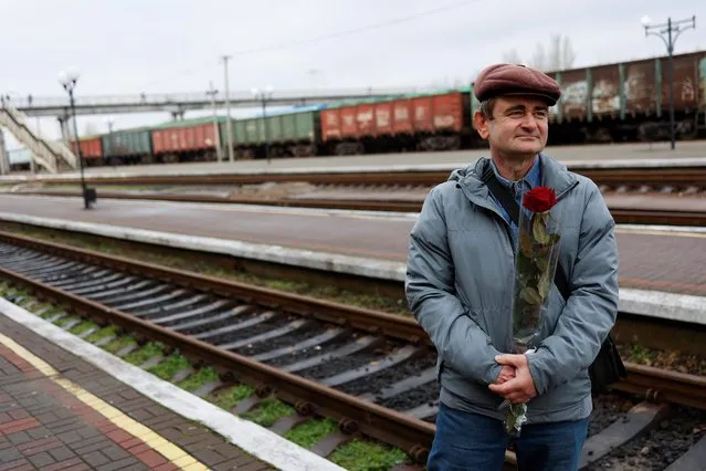Mykola waits for his wife Lyudmila coming from Kyiv with the first train after Russia's military retreat from Kherson at the main train station in Kherson, Ukraine on November 19, 2022. (Photo by Murad Sezer/Reuters)