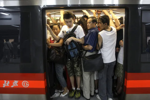 Passengers crowd into a train inside a station of the Subway Line Number 1 in Beijing. (Photo by Jason Lee/Reuters)