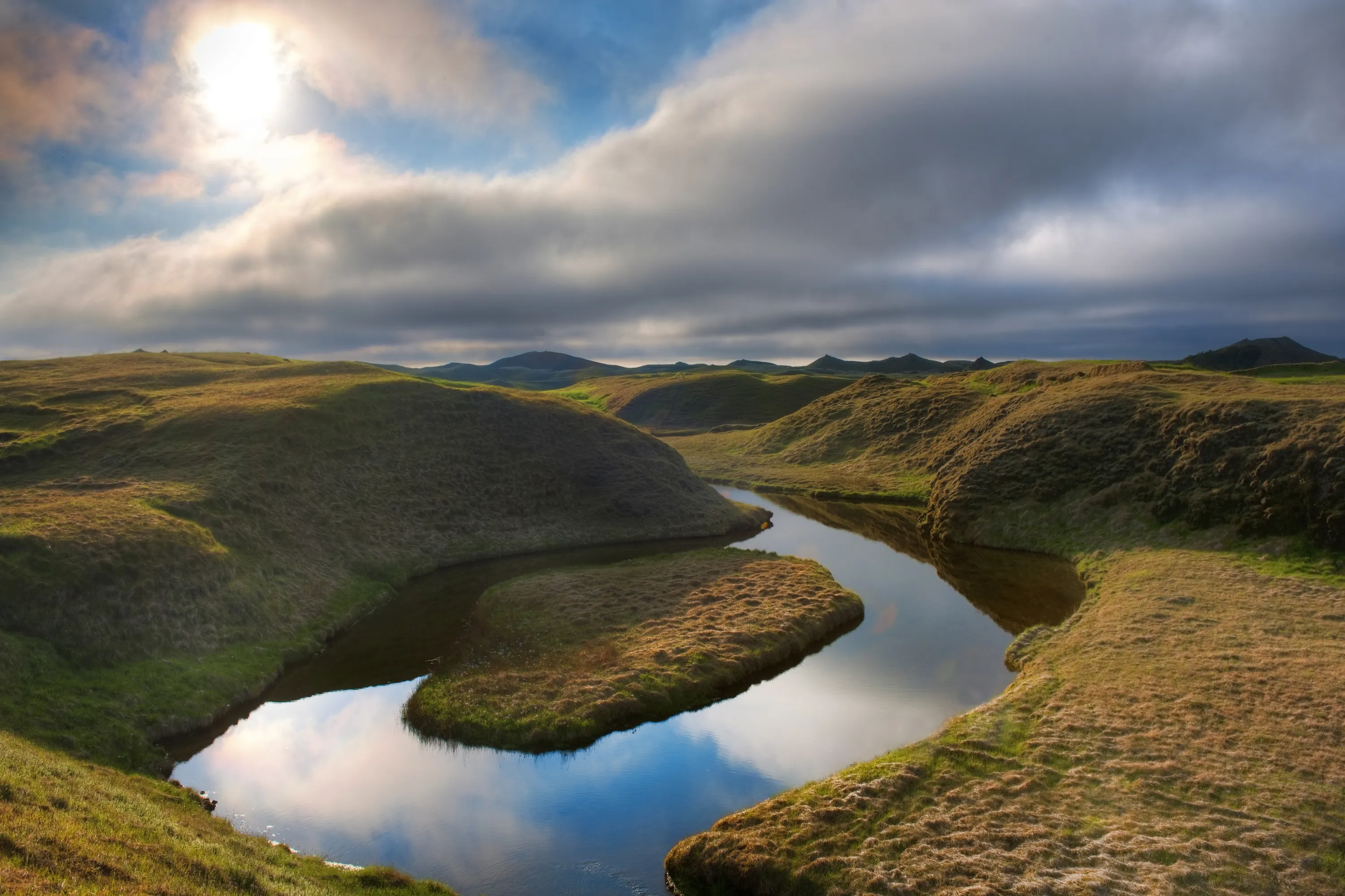Вода на холме. Исландия холмы. Исландия равнины. Исландия ландшафт. Исландия пейзажи.