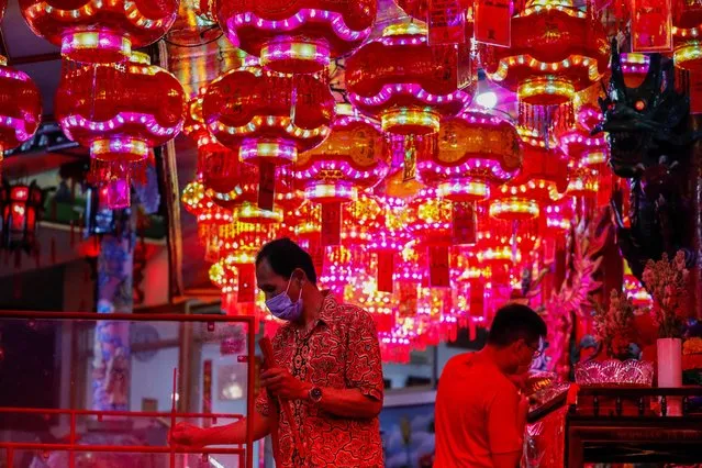Worshippers light incense sticks during the Chinese Lunar New Year's Eve at Amurva Bhumi Temple in Jakarta, Indonesia on January 21, 2023. (Photo by Ajeng Dinar Ulfiana/Reuters)