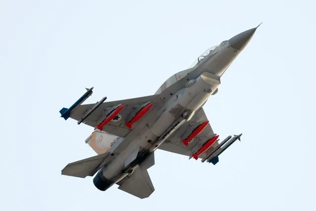 An Israeli Air Force F-16 Fighting Falcon fighter plane performs during a graduation ceremony of Israeli Air Force pilots, at the Hatzerim base in the Negev desert, near the southern city of Beer Sheva, on December 28, 2022. (Photo by Jack Guez/AFP Photo)