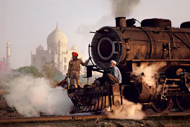 A steam engine passes in front of the Taj Mahal, in Agra, Uttar Pradesh, India, in 1983. (Photo by Steve McCurry)