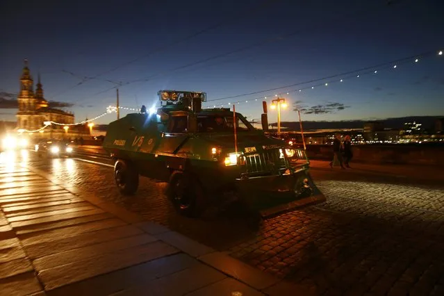 A car of riot police drives over Augustus Bridge ahead of expected demonstration by the supporters of the anti-immigration right-wing movement PEGIDA (Patriotic Europeans Against the Islamisation of the West) in Dresden, Germany, December 21, 2015. (Photo by Hannibal Hanschke/Reuters)