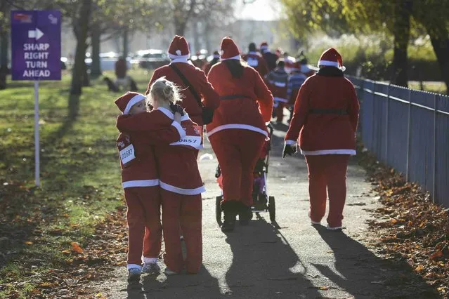 Some two thousand runners dressed as Santa Claus made their way through Clapham Common during The London Santa Dash, to raise money for Great Ormond Street Hospital, in London, Britain December 4, 2016. (Photo by Dylan Martinez/Reuters)