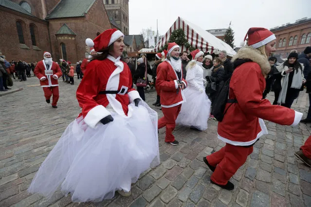 People dressed as Santa Claus participate in the Santa's Fun Run charity event in Riga, Latvia December 11, 2016. (Photo by Ints Kalnins/Reuters)