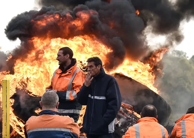 Workers and unionist of Ascoval steel factory, a branch of conglomerate Ascometal and Vallourec, burn tires and woood during a protest on October 25, 2018 in front of the factory in Saint- Saulve, northern France, ahead of a court decision on the factory closure. Ascoval steel factory might close for a lack of buyers. (Photo by Francois Lo Presti/AFP Photo)