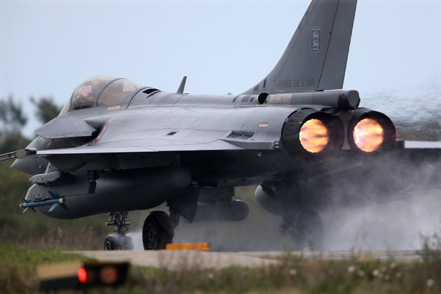 A French Air Force Rafale fighter jet takes off during the close air support (CAS) exercise Serpentex 2016 hosted by France in the Mediterranean island of Corsica, at Solenzara air base, March 17, 2016. (Photo by Charles Platiau/Reuters)