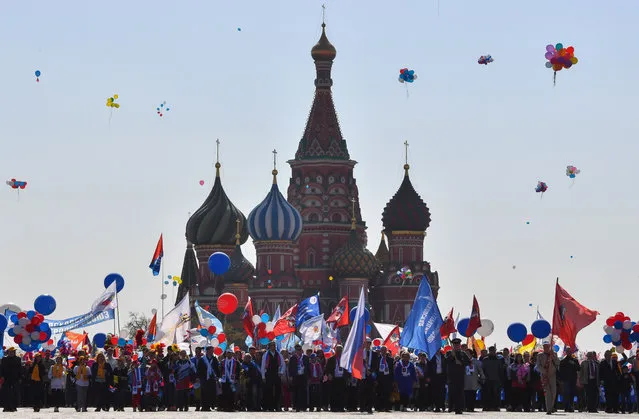 Russian Trade Unions' members holding balloons, flags and artificial flowers line up on Red Square for their May Day demonstration in Moscow on May 1, 2019. (Photo by Yuri Kadobnov/AFP Photo)