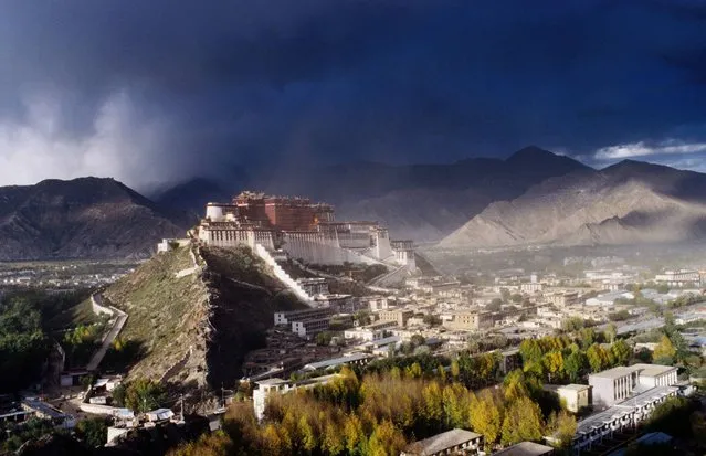 Potala Palace (Tibet). An architectural wonder and the spiritual home of the Dalai Lama, the World's highest palace - at 3700m rises 13 stories and contains more than 1000 rooms. The 13-storey building took thousands of labourers and artisans more than 50 years to complete. (Photo by Richard I'Anson/Lonely Planet Images)