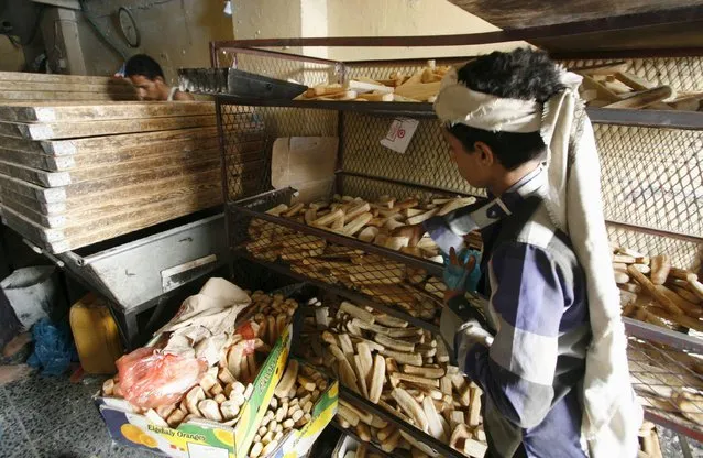 Bakers prepare bread at their shop in Yemen's southwestern city of Taiz May 19, 2015. (Photo by Reuters/Stringer)