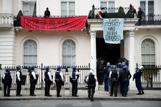 Police officers prepare to enter a mansion reportedly belonging to Russian billionaire Oleg Deripaska, who was placed on Britain's sanctions list last week, as squatters occupy it, in Belgravia, London, Britain, March 14, 2022. (Photo by Peter Nicholls/Reuters)