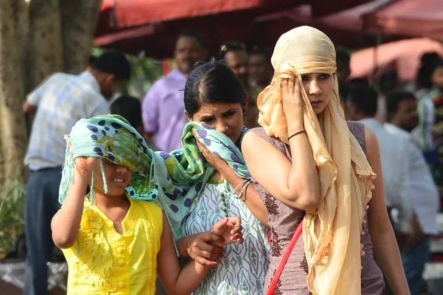 Girls protect themselves from the hot weather in New Delhi, May 2, 2016. (Photo by Ramesh Sharma/India Today Group/Getty Images)