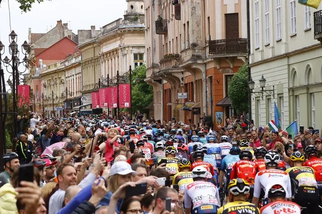 Spectators cheer as riders take the start of the third stage of the Giro d'Italia 2022 cycling race, 201 kilometers between Kaposvar and Balatonfured, Hungary, on May 8, 2022. (Photo by Luca Bettini/AFP Photo)