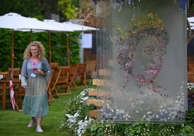 A display depicting an image of Britain's Queen Elizabeth II, ahead of her Platinum Jubliee, is pictured at the Veevers Carter garden during the 2022 RHS Chelsea Flower Show in London on May 23, 2022. The Chelsea flower show is held annually in the grounds of the Royal Hospital Chelsea. (Photo by Daniel Leal/AFP Photo)