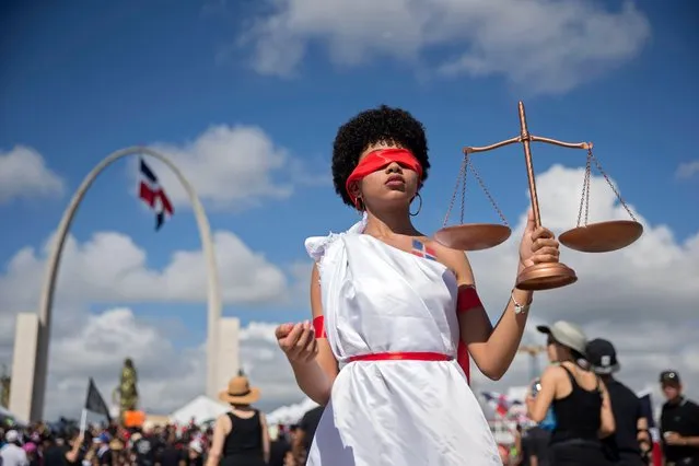 A woman depicting justice takes part in a protest for the suspension of municipal elections in Santo Domingo, Dominican Republic, on February 27, 2020. A mobilization was convened through social network to protest the suspension of the February 16 municipal election after failures in the electronic voting techniques. (Photo by Erika Santelices/AFP Photo)