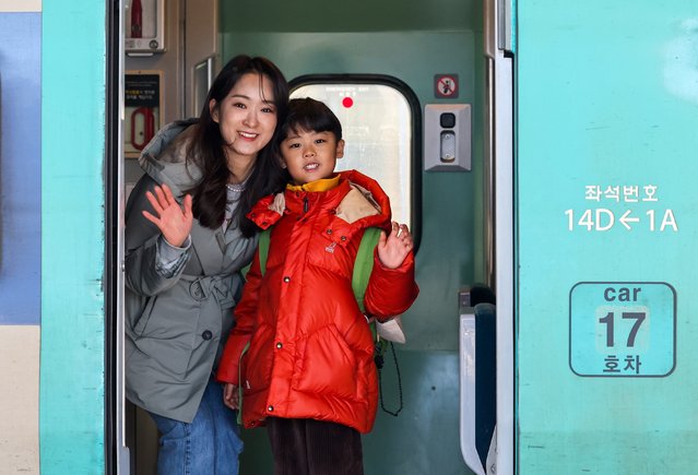 On the afternoon of the January 24, 2025, children on their way home from Seoul Station greet each other with bright expressions. (Photo by Park Seong-won)