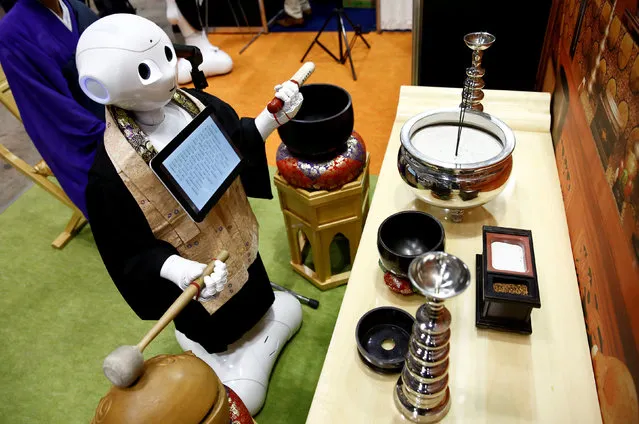 A “robot priest” wearing a Buddhist robe chants sutras during its demonstration at Life Ending Industry EXPO 2017 in Tokyo, Japan August 23, 2017. (Photo by Kim Kyung-Hoon/Reuters)