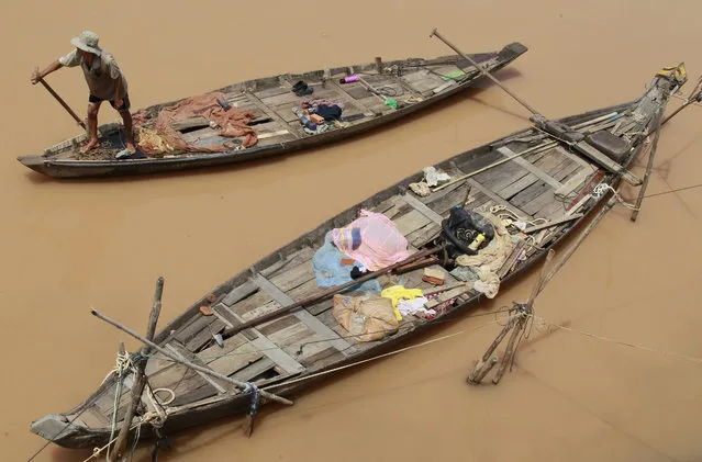 A Cambodian fisherman rows his boat on the Mekong River in Phnom Penh, Cambodia, 22 September 2015. Civil society organizations expressed their disappointment after the National Assembly in neighboring Laos approved a concession agreement for the construction of the Don Sahong Hydropower Dam in the Champasak province near the Laos-Cambodian border. (Photo by Mak Remissa/EPA)