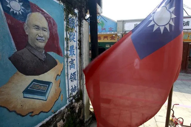 A mural of Taiwan's late president Chiang Kai-shek is seen close to a Taiwan national flag in Kinmen county, Taiwan, September 8, 2015. (Photo by Pichi Chuang/Reuters)