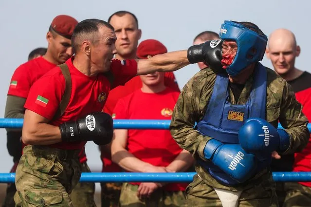 Servicemen of Special Forces of the Volga Federal District's National Guard troops fight at the Bars training ground as part of qualification tests to earn the maroon beret in Tatarstan, Russia on October 1, 2020. (Photo by Yegor Aleyev/TASS)
