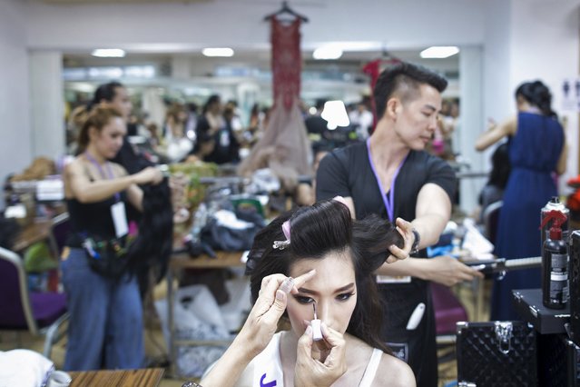 Contestant Satsuki of Japan prepares backstage before the final show of the Miss International Queen 2015 transgender/transsexual beauty pageant in Pattaya, Thailand, November 6, 2015. (Photo by Athit Perawongmetha/Reuters)
