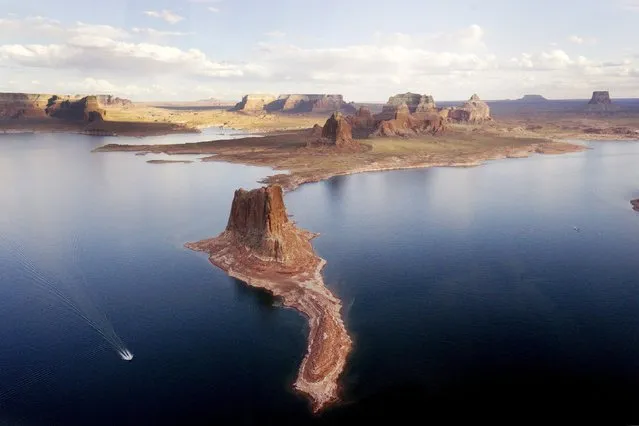 A boat makes its way around Padre Butte in Lake Powell near Page, Arizona, May 26, 2015. (Photo by Rick Wilking/Reuters)