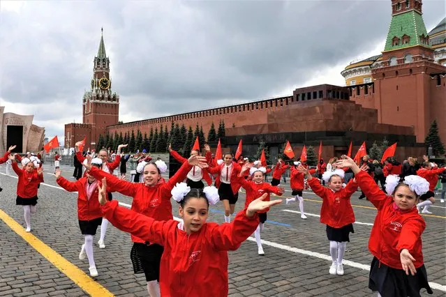 Participants dance during a ceremony to accept new members into the Young Pioneer Organization, in Red Square in central Moscow, Russia on May 21, 2023. (Photo by Evgenia Novozhenina/Reuters)