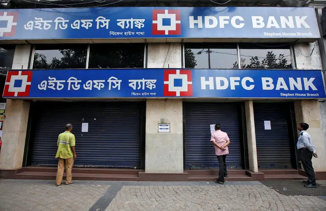 Customers read a notice pasted outside a closed HDFC bank in Kolkata, India, November 9, 2016. (Photo by Rupak De Chowdhuri/Reuters)