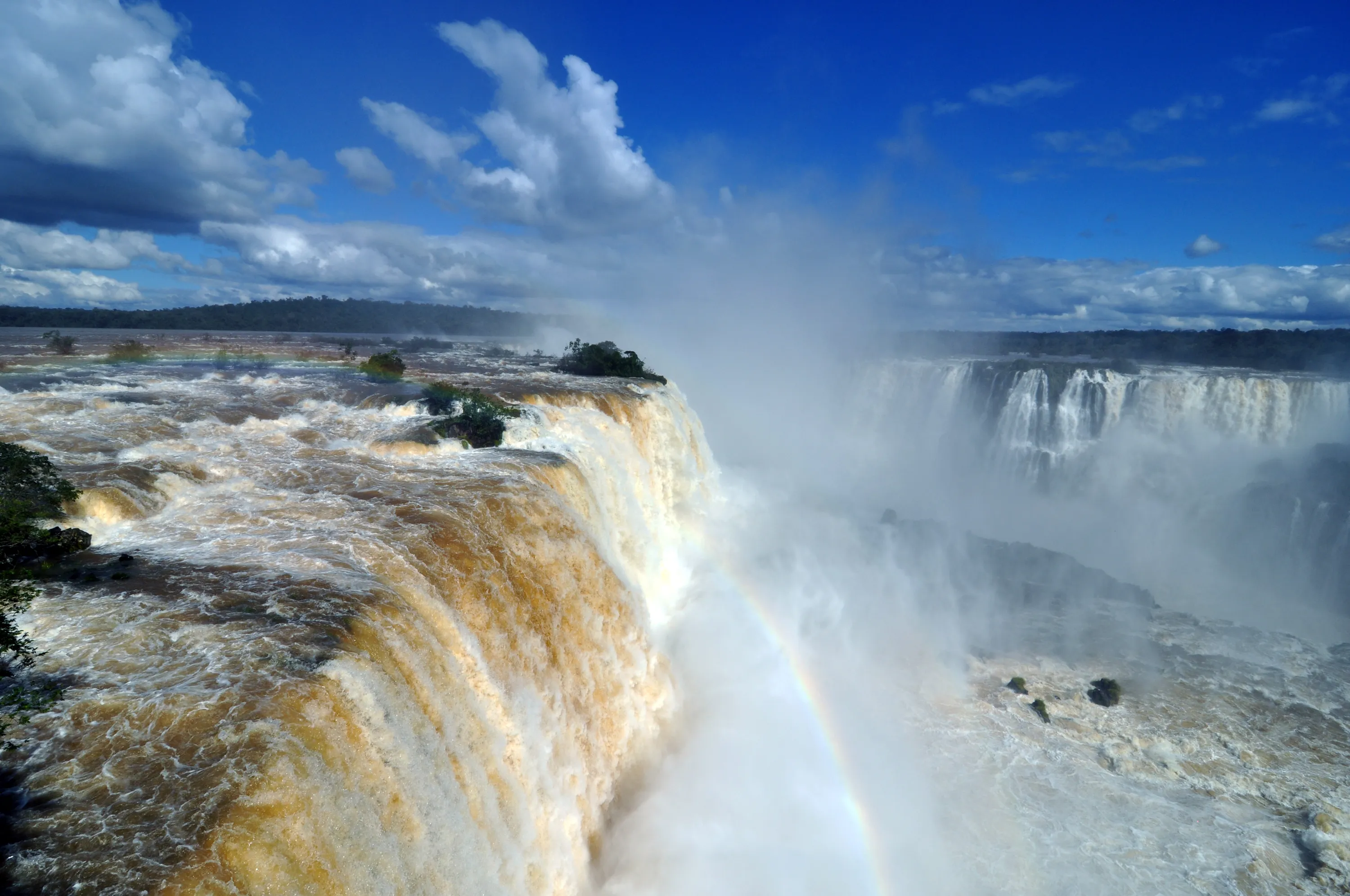 Широкий водопад в южной америке. Водопады Игуасу Аргентина Бразилия. Парана водопад. Водопад Венесуэла Колумбия Бразилия. Большой водопад в Бразилии.