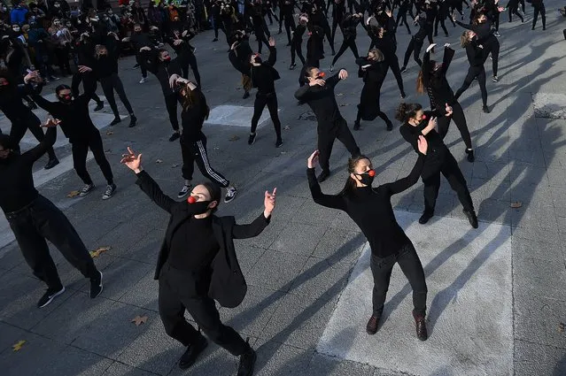 A group of 180 dancers from the group “Les essentiels” dance during a performance on December 12, 2020 in Montpellier to protest against the government's health policy and against the decisions taken with regard to the cultural world in France (Photo by Sylvain Thomas/AFP Photo)