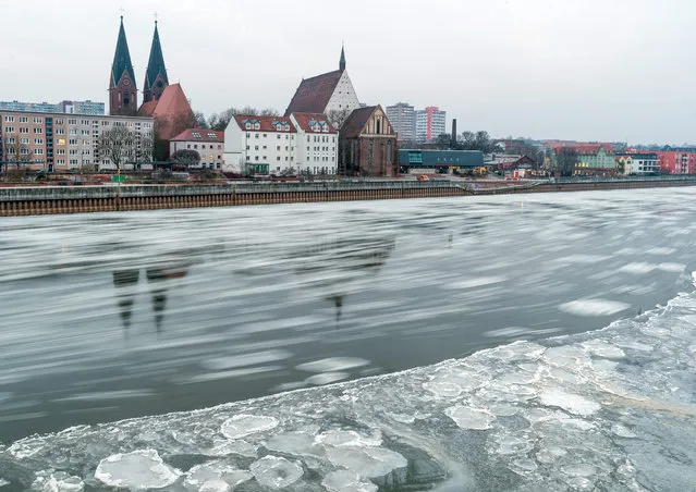 Ice floats along the Oder river on the German-Polish border in Frankfurt/Oder, Germany, 04 January 2016. Temperatures of around –10 degrees celcius were forecast in the region. (Photo by Patrick Pleul/EPA)