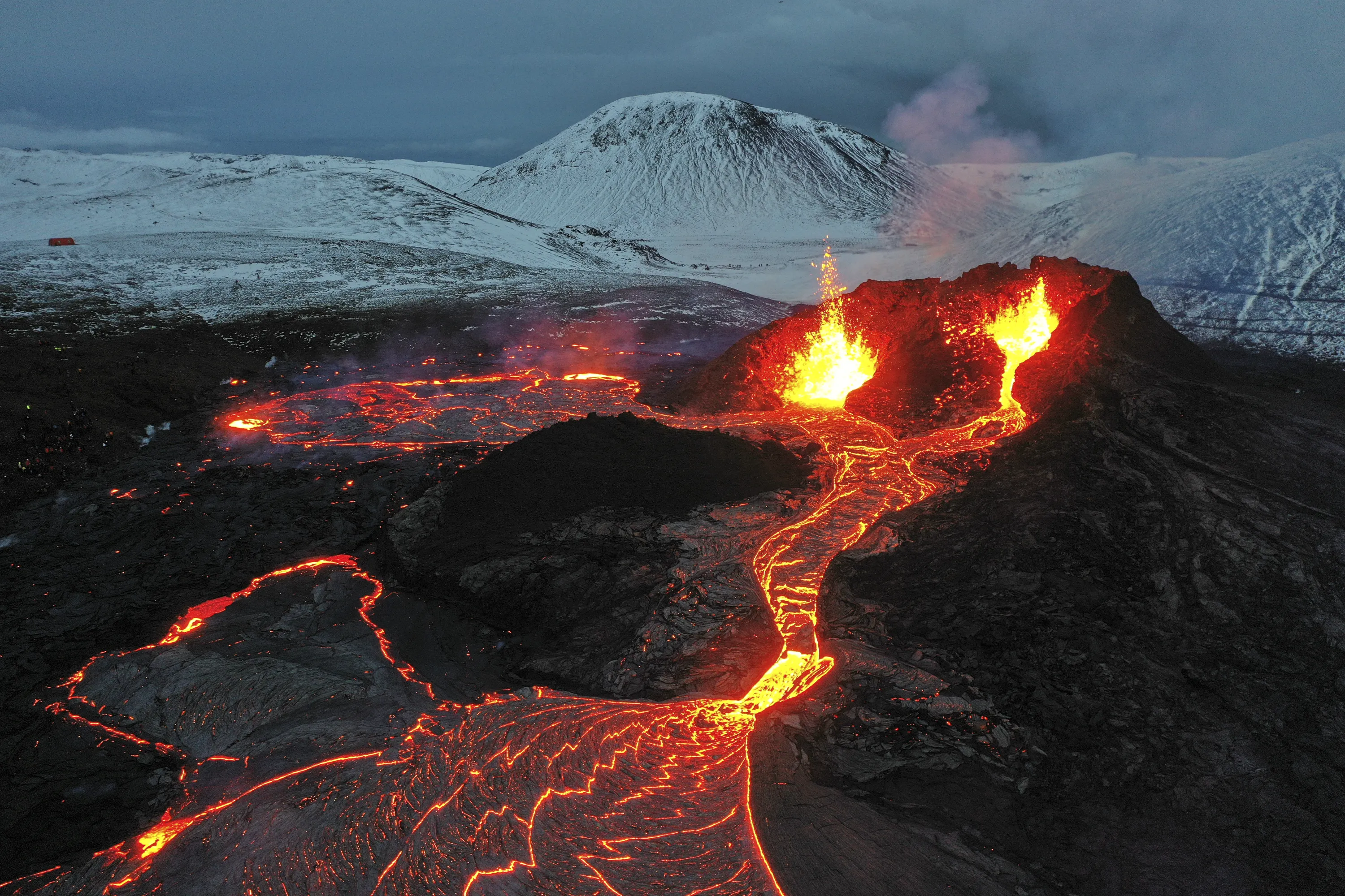 1 пример извержения вулкана. Извержение вулкана эйяфьядлайёкюдль 2010. Вулкан в Исландии Эйяфьятлайокудль. Извержение вулкана в Исландии 2010. Вулкан Исландии Эйяфьятлайокудль 2010.