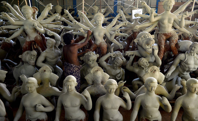 An Indian artist works on a statue of the Hindu goddess Durga ahead of the forthcoming “Dushhera- Vijaya Dashami” festival at a workshop in Chennai on September 25, 2018. Durga Puja, the annual Hindu festival involving the worship of the goddess Durga, who symbolises power and the triumph of good over evil in Hindu mythology, culminates in the immersion of idols in bodies of water. (Photo by Arun Sankar/AFP Photo)