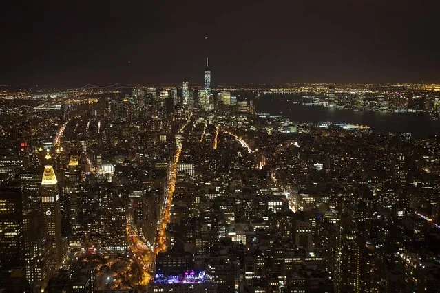 Downtown Manhattan and the One World Trade building are seen from the observation level of the Empire State Building in the Manhattan borough of New York February 4, 2015. (Photo by Carlo Allegri/Reuters)