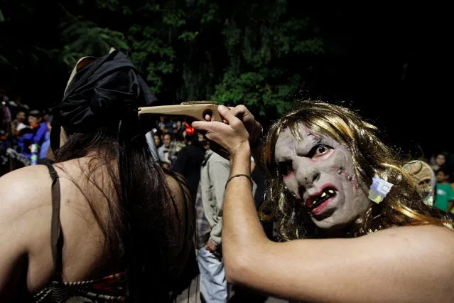 People wearing masks take part during a procession on Holy Innocents Day in Tegucigalpa, Honduras, December 28, 2016. (Photo by Jorge Cabrera/Reuters)