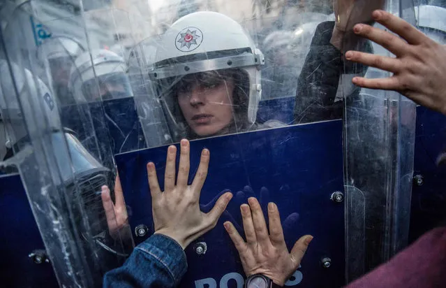 A Turkish female riot police officer reacts during clashes with women's rights activists as they try to march to Taksim Square to protest against gender violence in Istanbul, on November 25, 2018, on the International Day for the Elimination of Violence against Women. (Photo by Bülent Kılıç/AFP Photo)