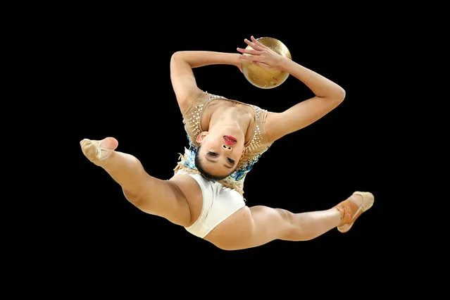 Katelin Wie Qi Heng of Team Singapore competes with ball during the Team Final and Individual Qualification on day seven of the Birmingham 2022 Commonwealth Games at Arena Birmingham on August 04, 2022 in Birmingham, England. (Photo by Elsa/Getty Images)