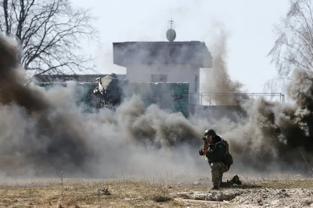 Newly mobilized Ukrainian paratroopers take part in a military drill near Zhytomyr April 9, 2015. (Photo by Valentyn Ogirenko/Reuters)