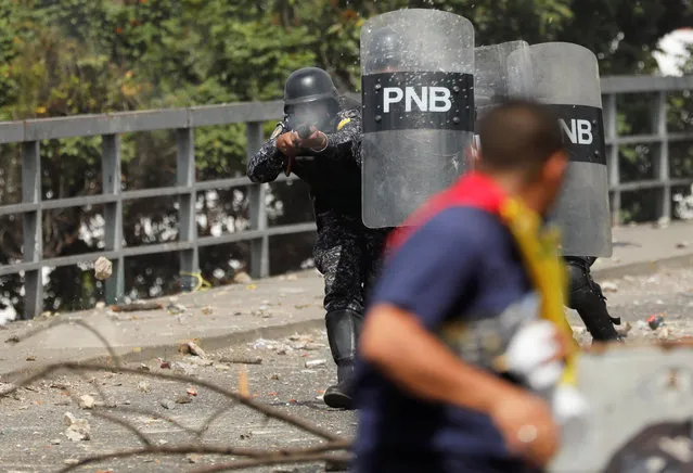 A National Police officer fires rubber bullets during a protest against Venezuelan President Nicolas Maduro's government in Caracas, Venezuela on January 23, 2019. (Photo by Manaure Quintero/Reuters)