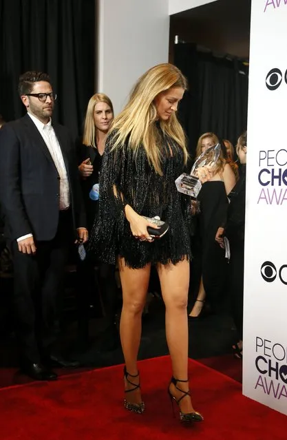 Actress Blake Lively arrives backstage with her Favorite Dramatic Movie Actress Award at the People's Choice Awards 2017 in Los Angeles, California, U.S., January 18, 2017. (Photo by Danny Moloshok/Reuters)