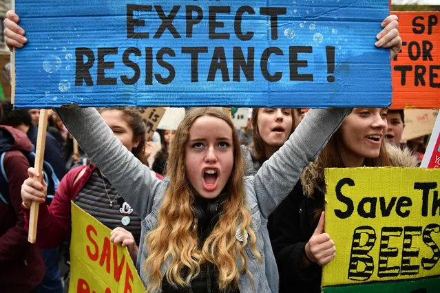 Students attend the YouthStrike4Climate demonstration against climate change in Parliament Square, central London on April 12, 2019. (Photo by Daniel Leal-Olivas/AFP Photo)