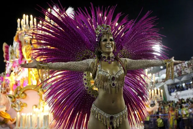 A member of the “Estação Primeira de Mangueira” samba school entertains the vast crowd with her colourful and revealing costume during celebrations of the Carnival at the sambadrome in Rio de Janeiro, Brazil, 02 March 2014. (Photo by Marcelo Sayao/EPA)