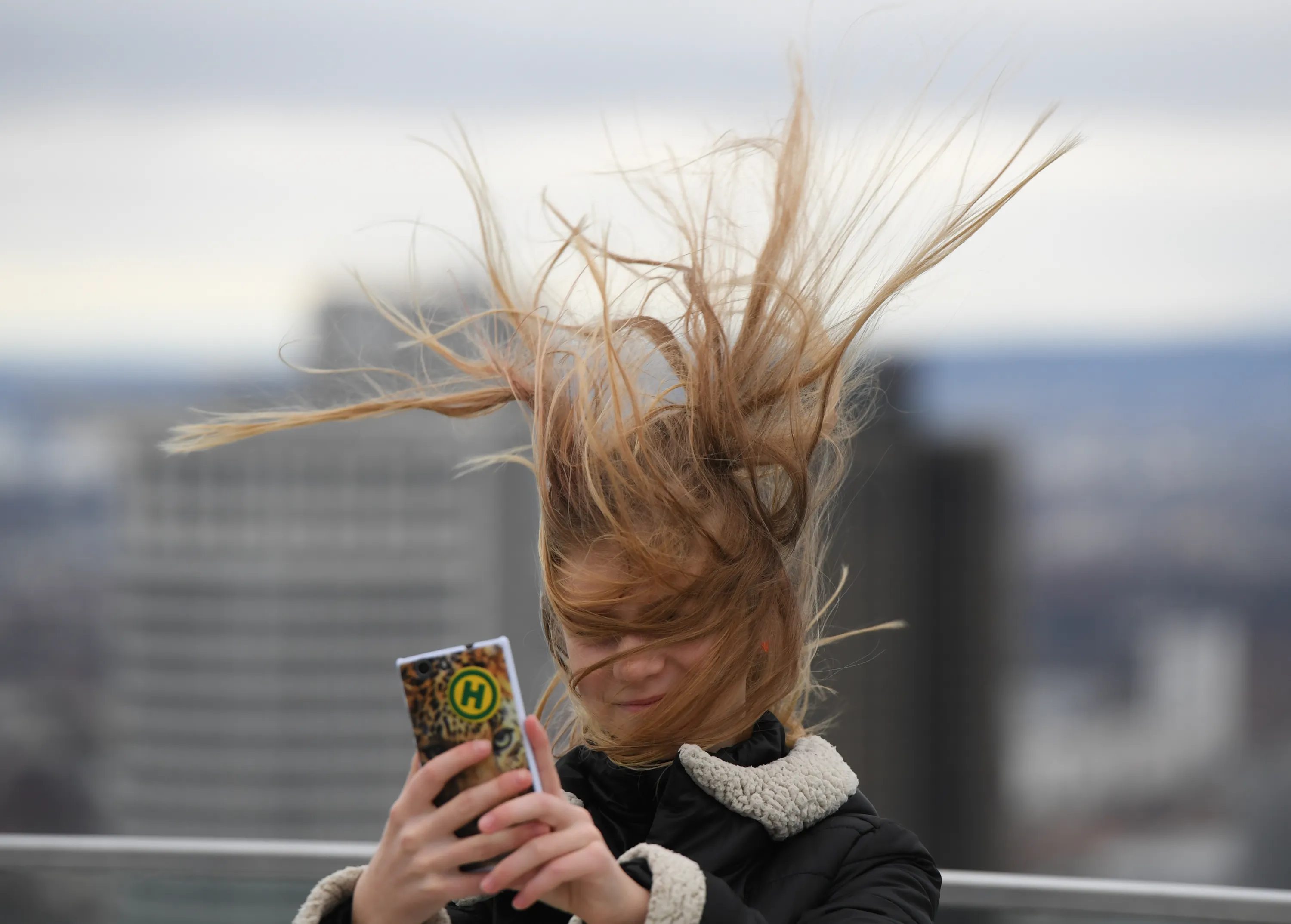 Глупый ветер. Сильный ветер. Растрепанная девушка. Сильный ветер волосы. Порывистый ветер.