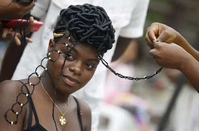 A woman gets an African-Colombian hairstyle during the Afro-hairstyles XI Competition in Cali, Colombia May 17, 2015. (Photo by Jaime Saldarriaga/Reuters)