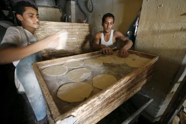 Bakers prepare bread at their shop in Yemen's southwestern city of Taiz May 19, 2015. (Photo by Reuters/Stringer)