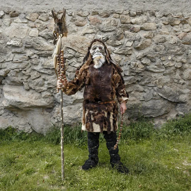 In this April 1, 2017 picture a man dressed as a “Harramacho” a traditional character from the Navalacruz carnival poses for a picture before a traditional Spanish mask gathering in the small village of Casavieja, Spain. (Photo by Daniel Ochoa de Olza/AP Photo)
